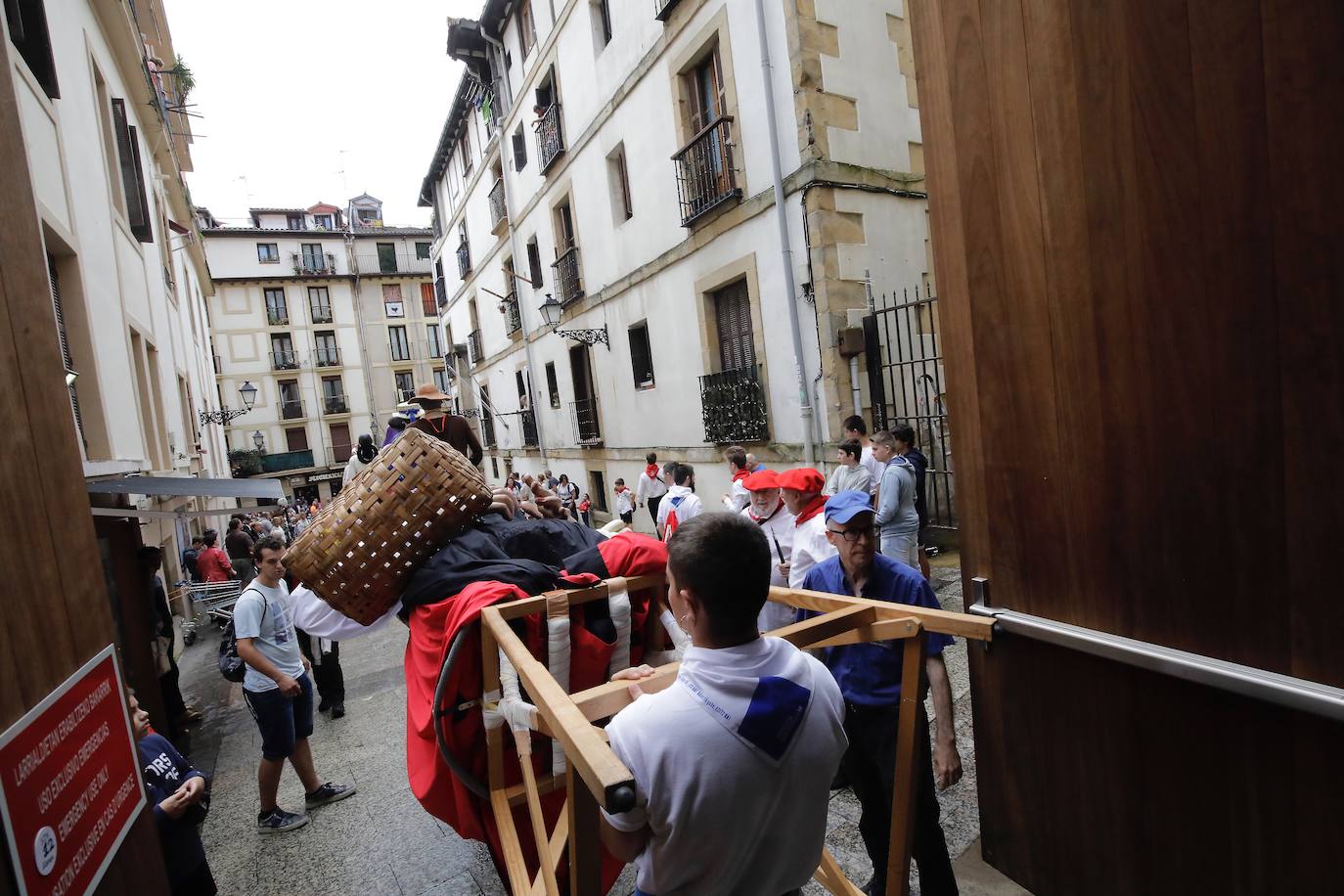 Fotos: Los gigantes de Irun se «hermanan» con los de Donostia