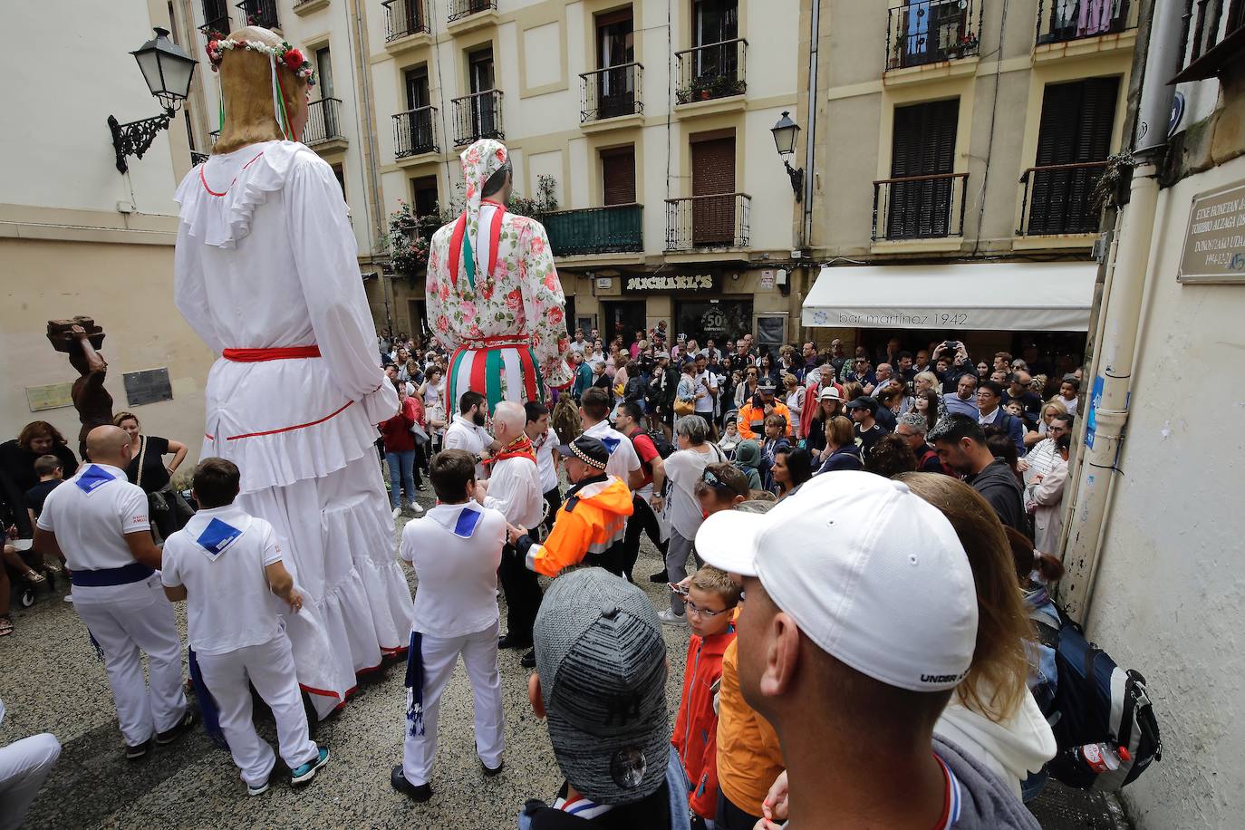 Fotos: Los gigantes de Irun se «hermanan» con los de Donostia