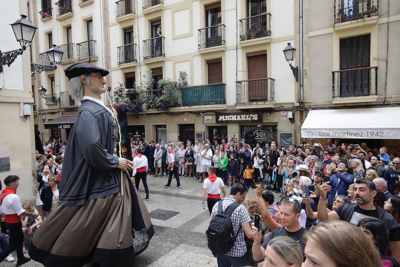 Fotos: Los gigantes de Irun se «hermanan» con los de Donostia