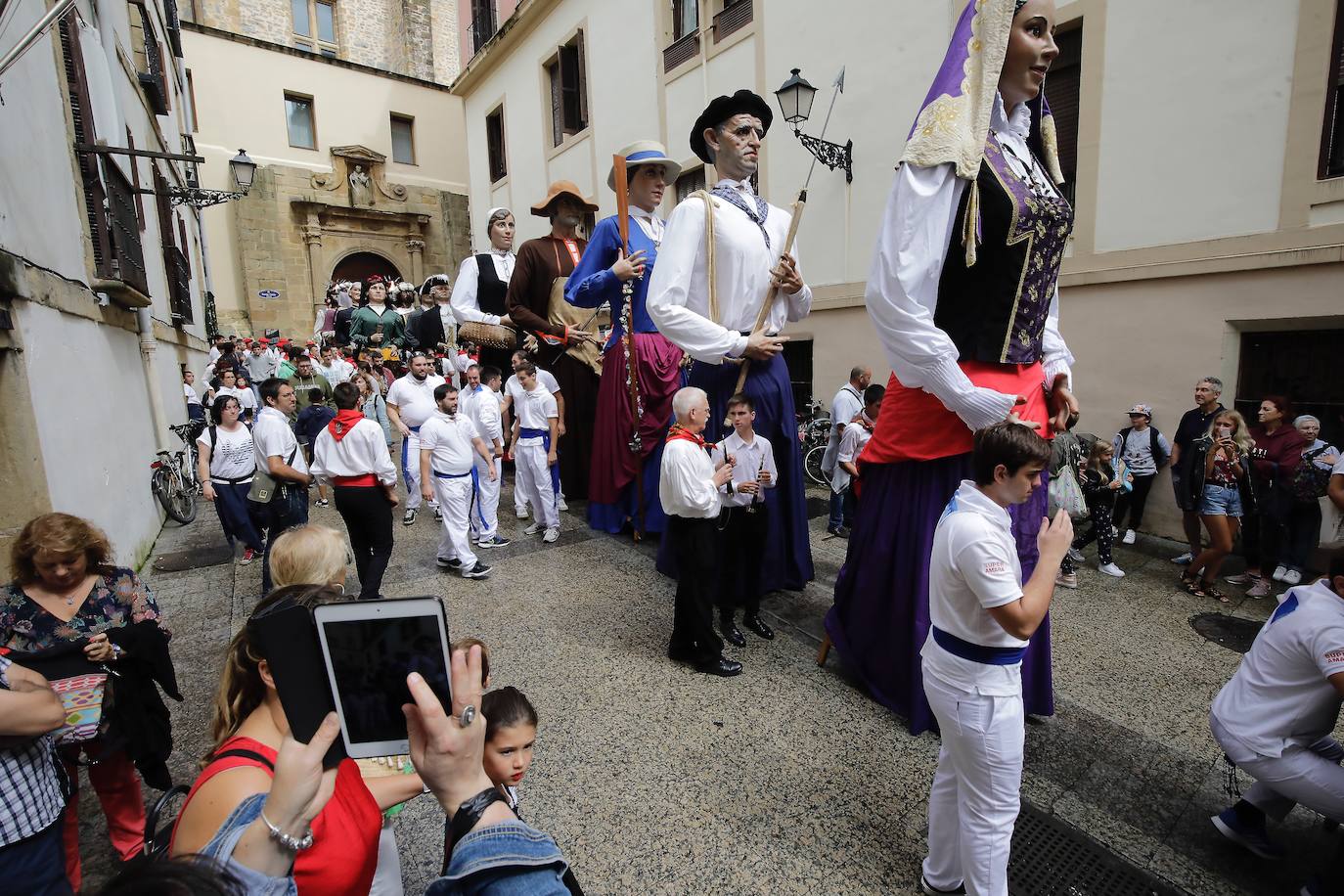 Fotos: Los gigantes de Irun se «hermanan» con los de Donostia