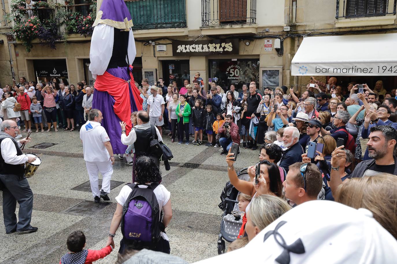 Fotos: Los gigantes de Irun se «hermanan» con los de Donostia