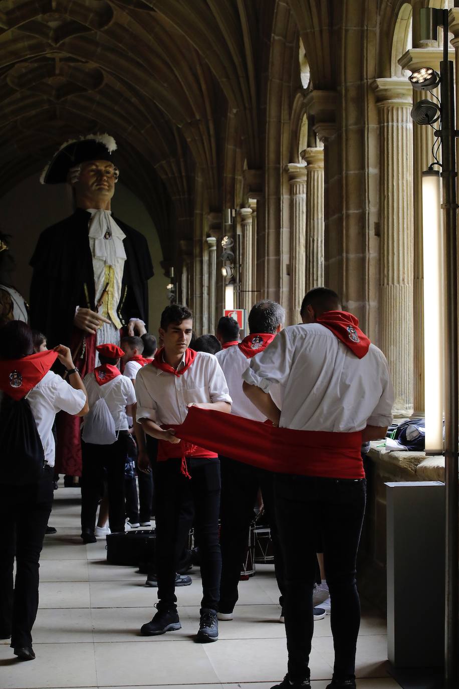 Fotos: Los gigantes de Irun se «hermanan» con los de Donostia