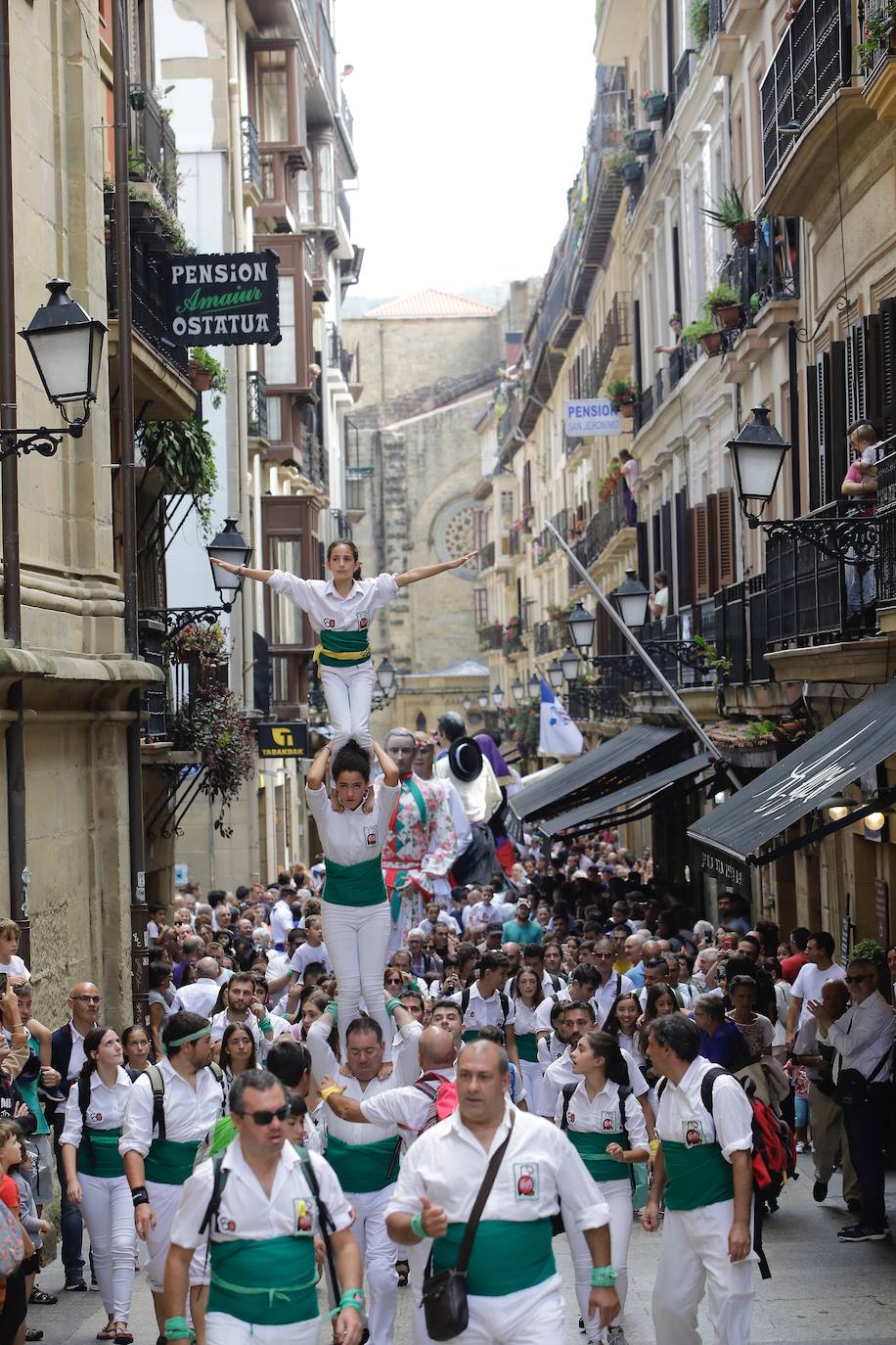 Fotos: Los gigantes de Irun se «hermanan» con los de Donostia