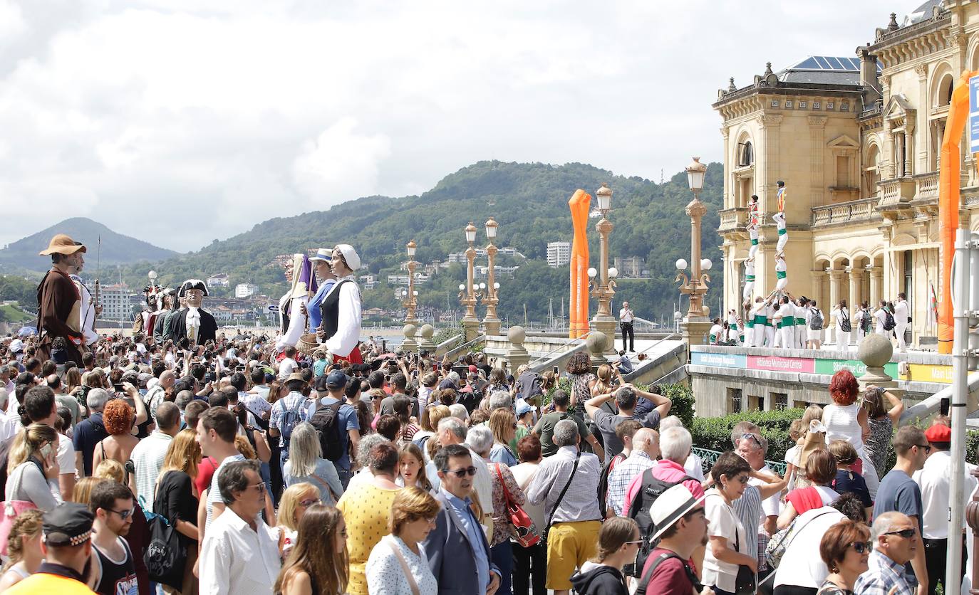 Fotos: Los gigantes de Irun se «hermanan» con los de Donostia
