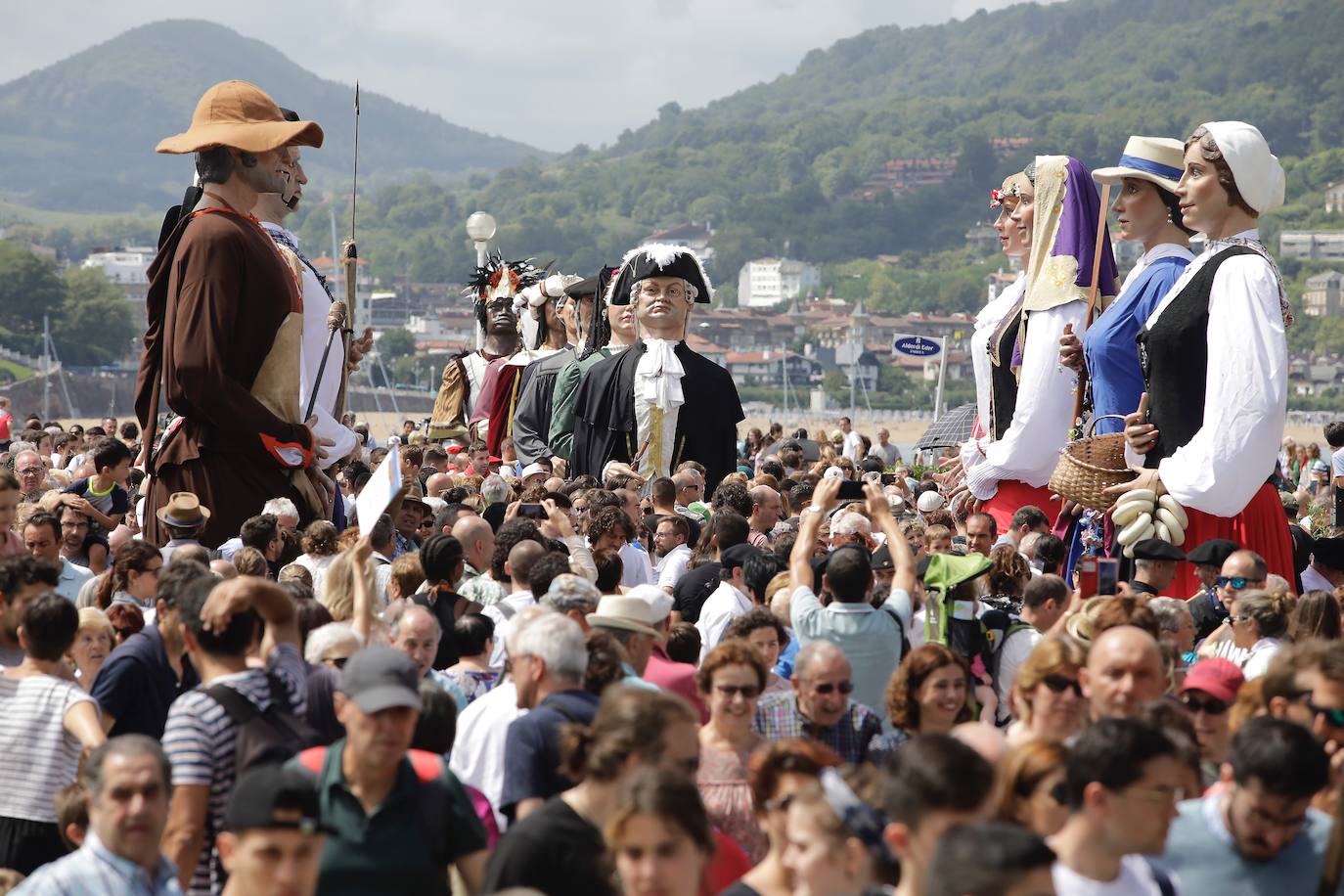 Fotos: Los gigantes de Irun se «hermanan» con los de Donostia