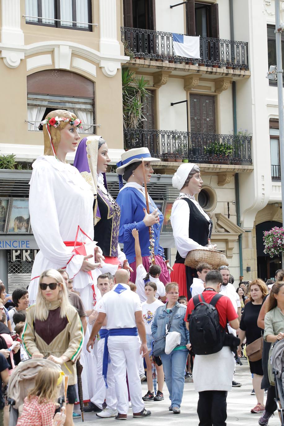 Fotos: Los gigantes de Irun se «hermanan» con los de Donostia