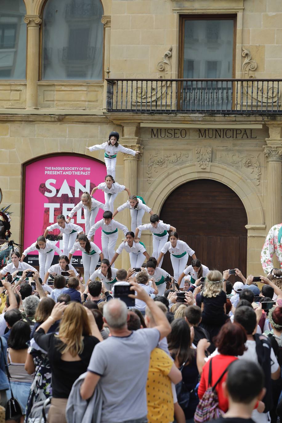 Fotos: Los gigantes de Irun se «hermanan» con los de Donostia