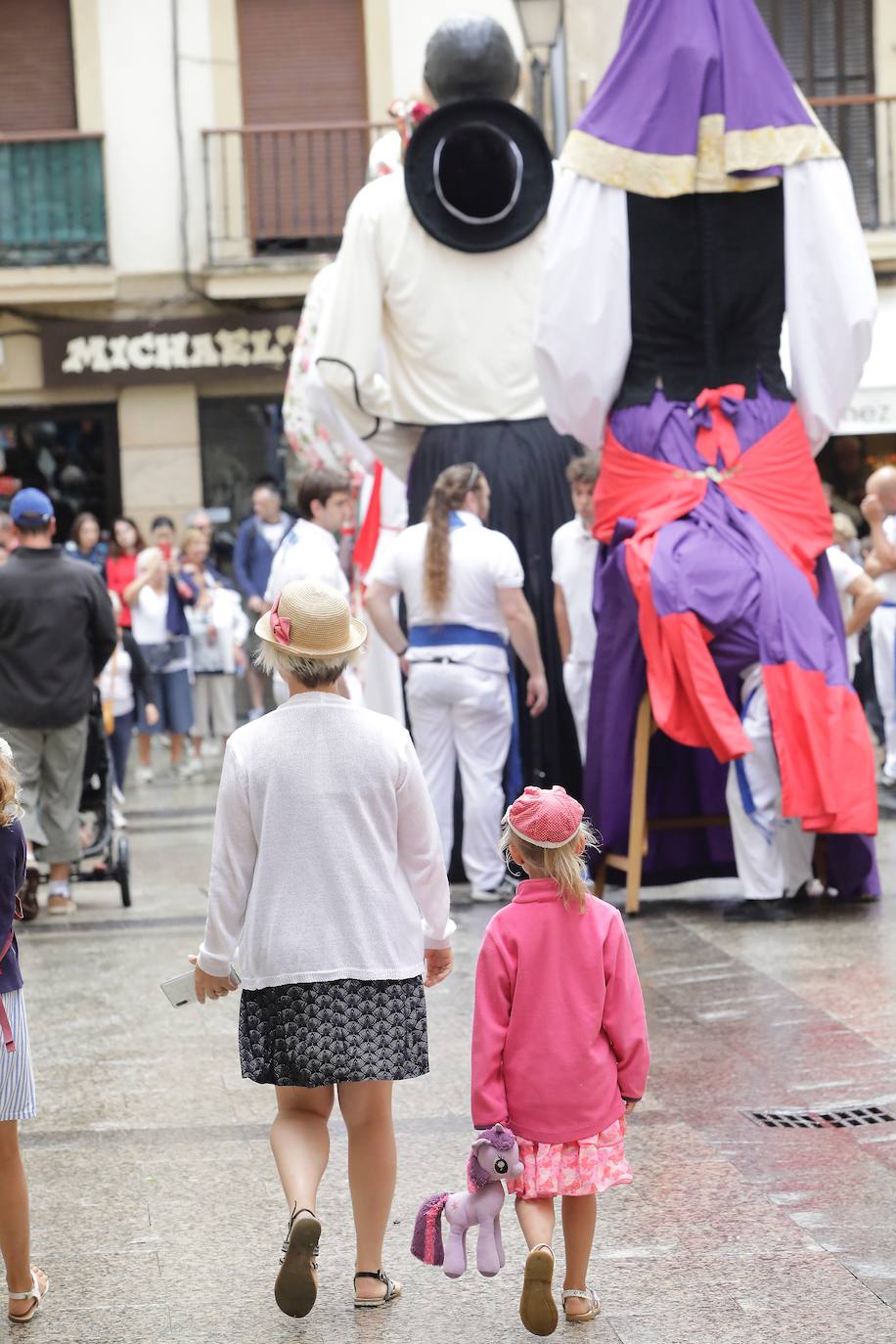 Fotos: Los gigantes de Irun se «hermanan» con los de Donostia