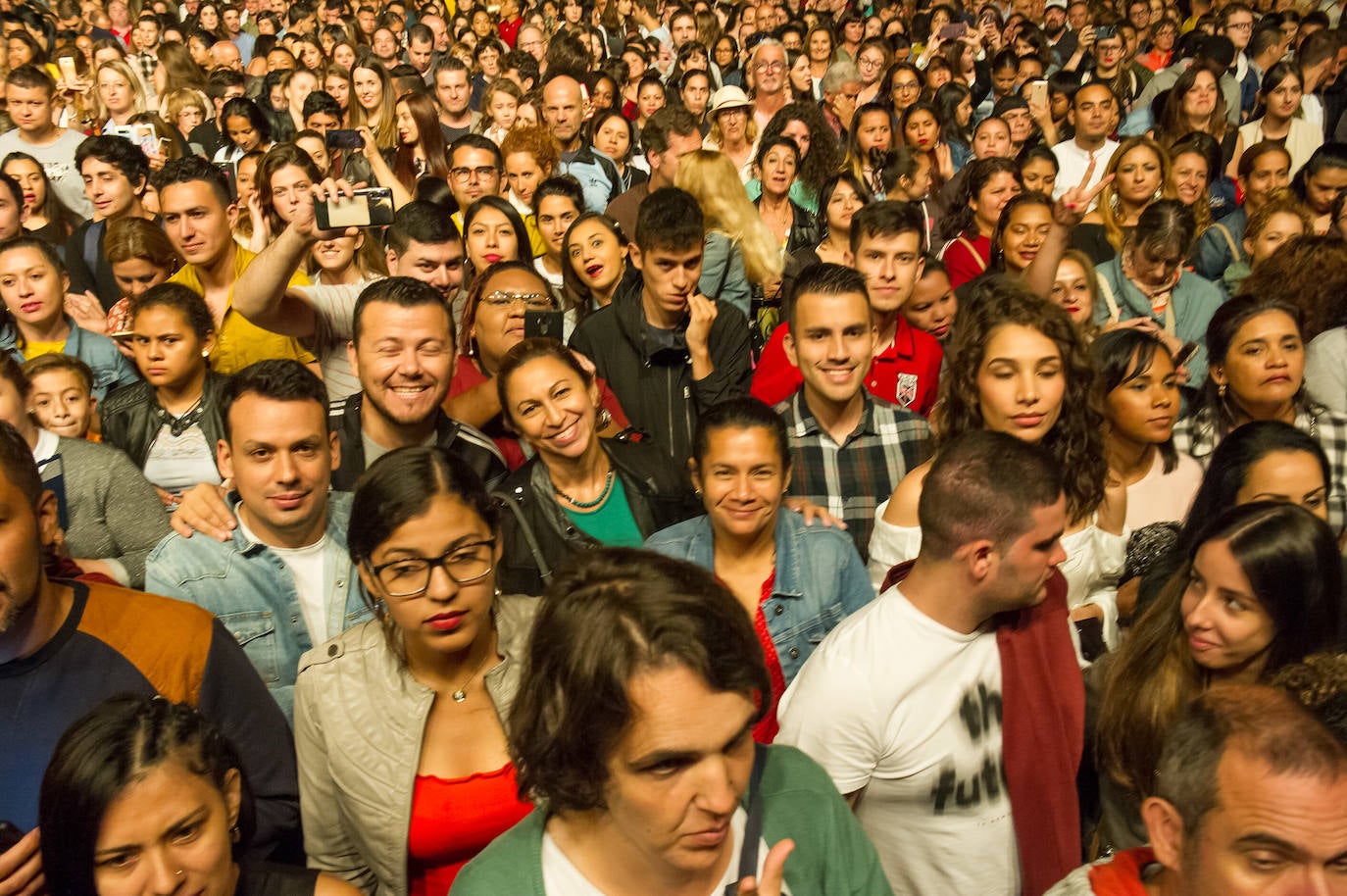 Fotos: Alex Ubago arrasa en Sagües