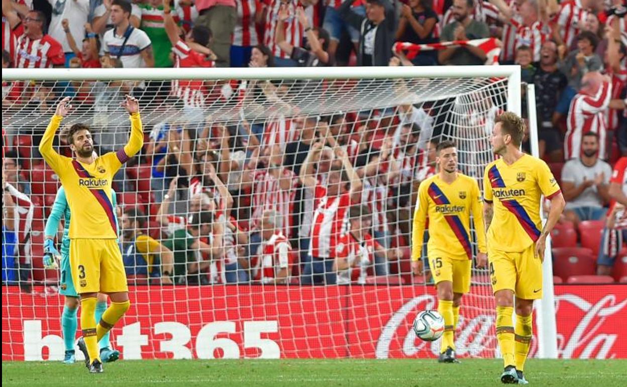 Gerard Piqué (i) se lamenta tras el gol del Athletic.