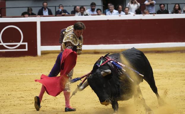 Negros fueron los dos de El Juli. Julián López prepara, con su derecha y su conocimiento del toro, el camino hacia la Puerta Grande. 