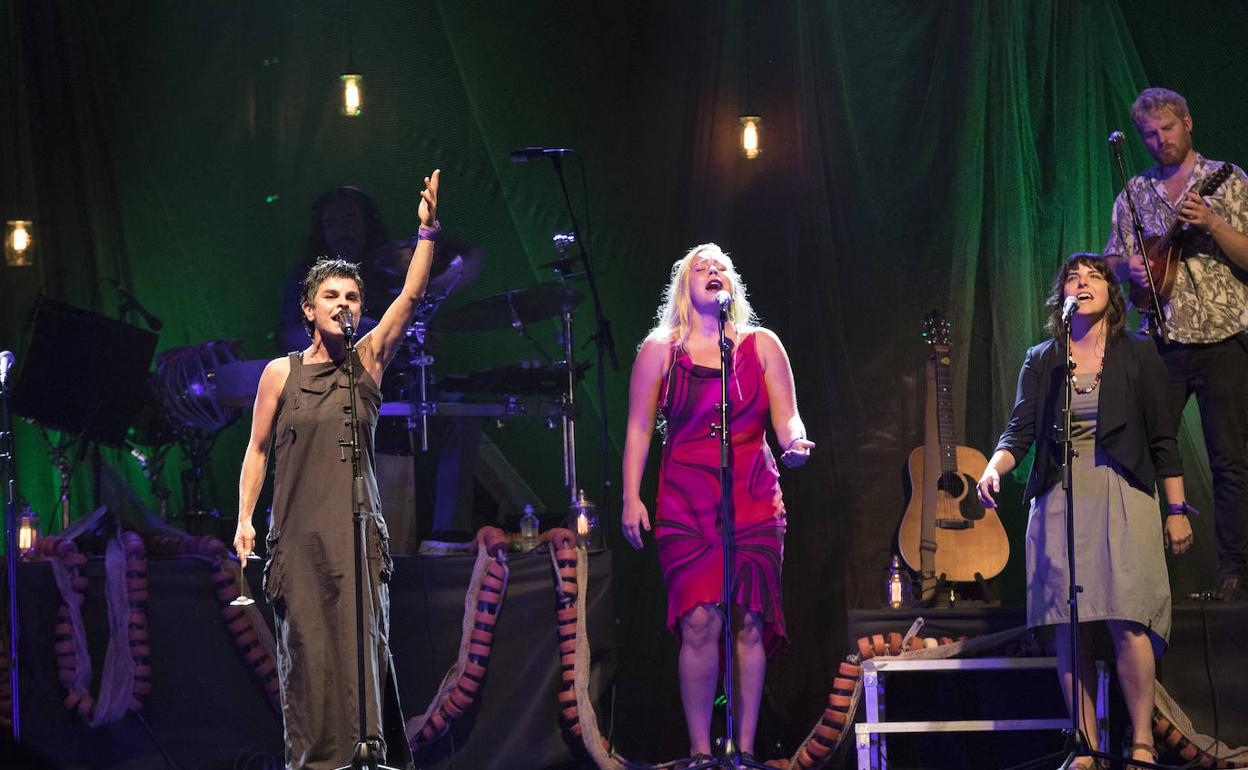 Tres integrantes de Tosta Banda, la ONU del folk europeo. 