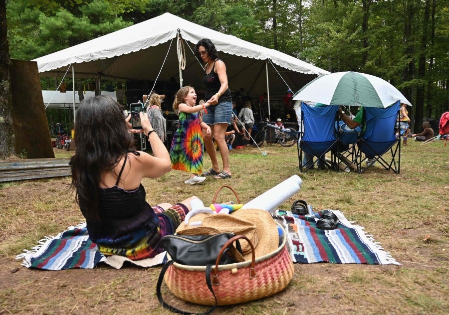 Woodstock se ha convertido en un festival de referencia para los amantes de la naturaleza, la música y la historia. Situada al norte de Nueva York, la ciudad que da su nombre al Festival fue el refugio de grandes músicos como Bob Dylan o Jimmy Hendrix. Actualmente, recibe la visita de cientos de personas que desean pasar un fin de semana rodeados de buenas vibraciones, música, paz y amor. 