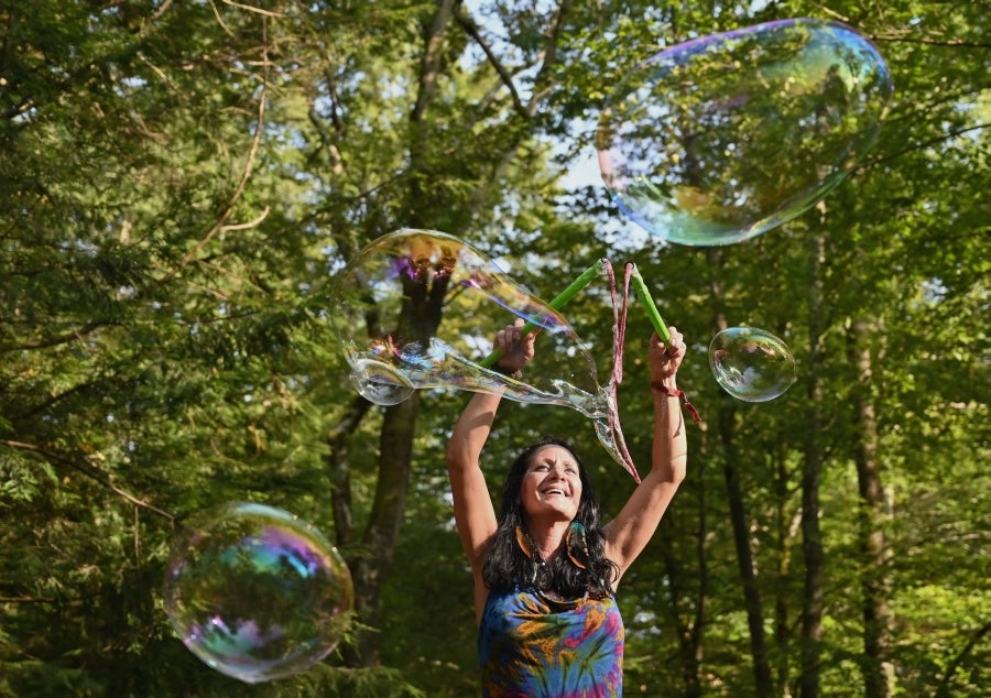 Woodstock se ha convertido en un festival de referencia para los amantes de la naturaleza, la música y la historia. Situada al norte de Nueva York, la ciudad que da su nombre al Festival fue el refugio de grandes músicos como Bob Dylan o Jimmy Hendrix. Actualmente, recibe la visita de cientos de personas que desean pasar un fin de semana rodeados de buenas vibraciones, música, paz y amor. 