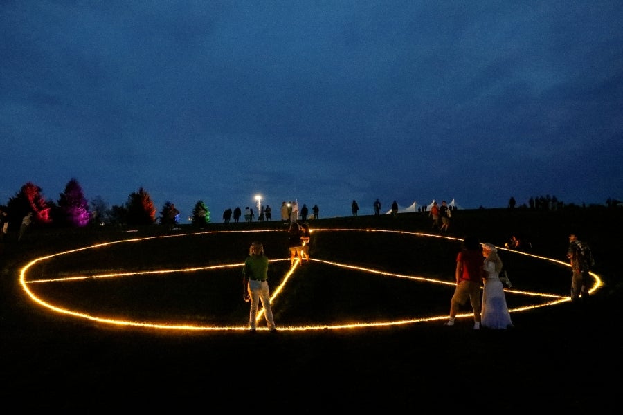 Woodstock se ha convertido en un festival de referencia para los amantes de la naturaleza, la música y la historia. Situada al norte de Nueva York, la ciudad que da su nombre al Festival fue el refugio de grandes músicos como Bob Dylan o Jimmy Hendrix. Actualmente, recibe la visita de cientos de personas que desean pasar un fin de semana rodeados de buenas vibraciones, música, paz y amor. 