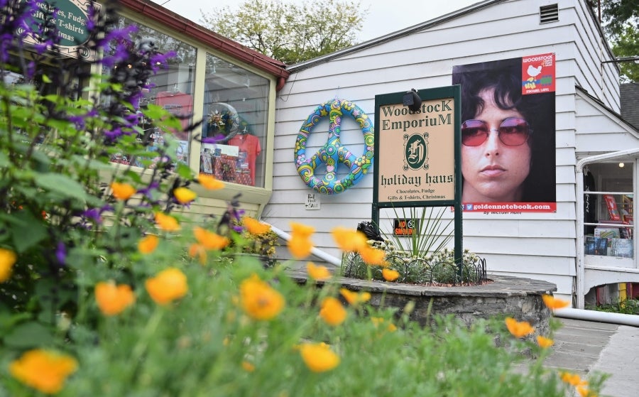 Woodstock se ha convertido en un festival de referencia para los amantes de la naturaleza, la música y la historia. Situada al norte de Nueva York, la ciudad que da su nombre al Festival fue el refugio de grandes músicos como Bob Dylan o Jimmy Hendrix. Actualmente, recibe la visita de cientos de personas que desean pasar un fin de semana rodeados de buenas vibraciones, música, paz y amor. 