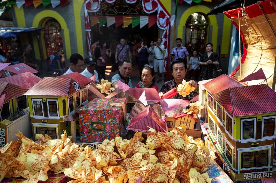 En Sudan, al norte de Sumatra, tiene lugar el Festival del fantasma hambriento. Así, se queman cientos de casas de papel y otros símbolos de riqueza encima de barcos o delante de templos locales. 