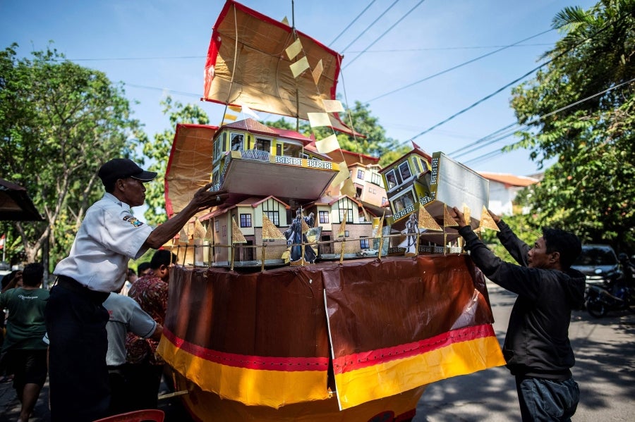 En Sudan, al norte de Sumatra, tiene lugar el Festival del fantasma hambriento. Así, se queman cientos de casas de papel y otros símbolos de riqueza encima de barcos o delante de templos locales. 