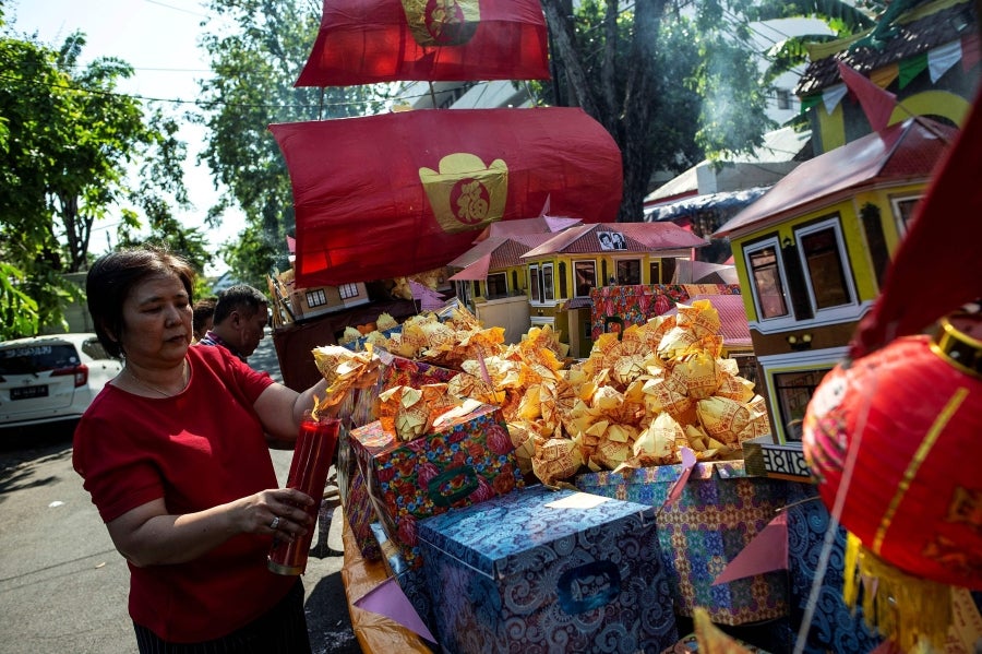 En Sudan, al norte de Sumatra, tiene lugar el Festival del fantasma hambriento. Así, se queman cientos de casas de papel y otros símbolos de riqueza encima de barcos o delante de templos locales. 