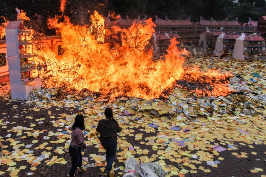 En Sudan, al norte de Sumatra, tiene lugar el Festival del fantasma hambriento. Así, se queman cientos de casas de papel y otros símbolos de riqueza encima de barcos o delante de templos locales. 