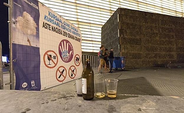 Un cartel advierte de la prohibición del alcohol a menores en el acceso a la Diskofesta de las terrazas del Kursaal.