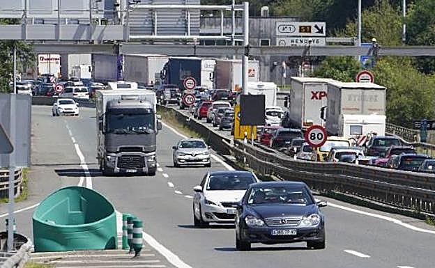 La A-8 registró ayer retenciones de hasta 7 kilómetros desde Biriatou, debido en parte a los controles de la Policía Francesa y la Guardia Civil.
