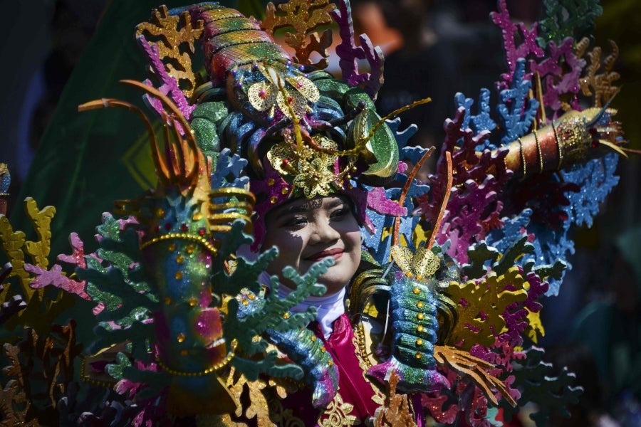 En Banda Aceh, Indonesia, celebran el 74 aniversario de la Independencia del país con un gran carnaval que reúne a vecinos y estudiantes entorno a creativas creaciones. 