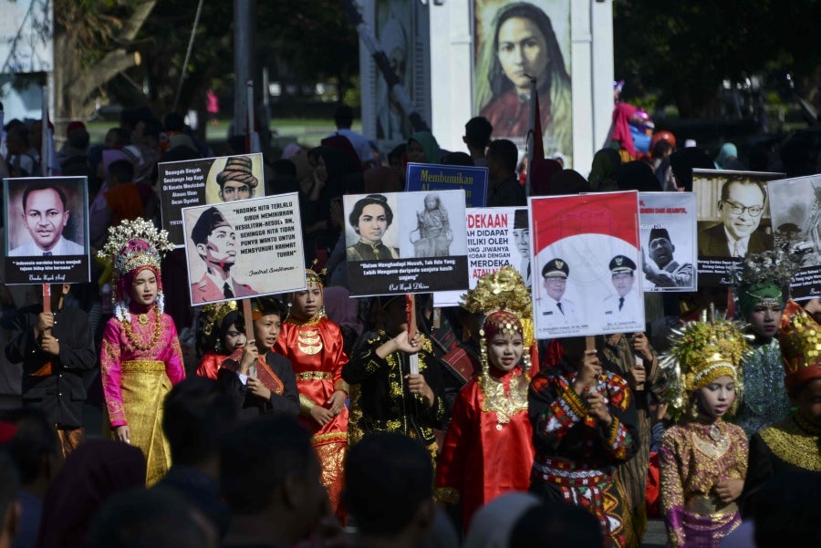 En Banda Aceh, Indonesia, celebran el 74 aniversario de la Independencia del país con un gran carnaval que reúne a vecinos y estudiantes entorno a creativas creaciones. 