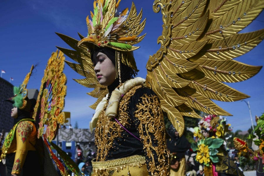 En Banda Aceh, Indonesia, celebran el 74 aniversario de la Independencia del país con un gran carnaval que reúne a vecinos y estudiantes entorno a creativas creaciones. 