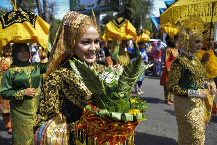 En Banda Aceh, Indonesia, celebran el 74 aniversario de la Independencia del país con un gran carnaval que reúne a vecinos y estudiantes entorno a creativas creaciones. 