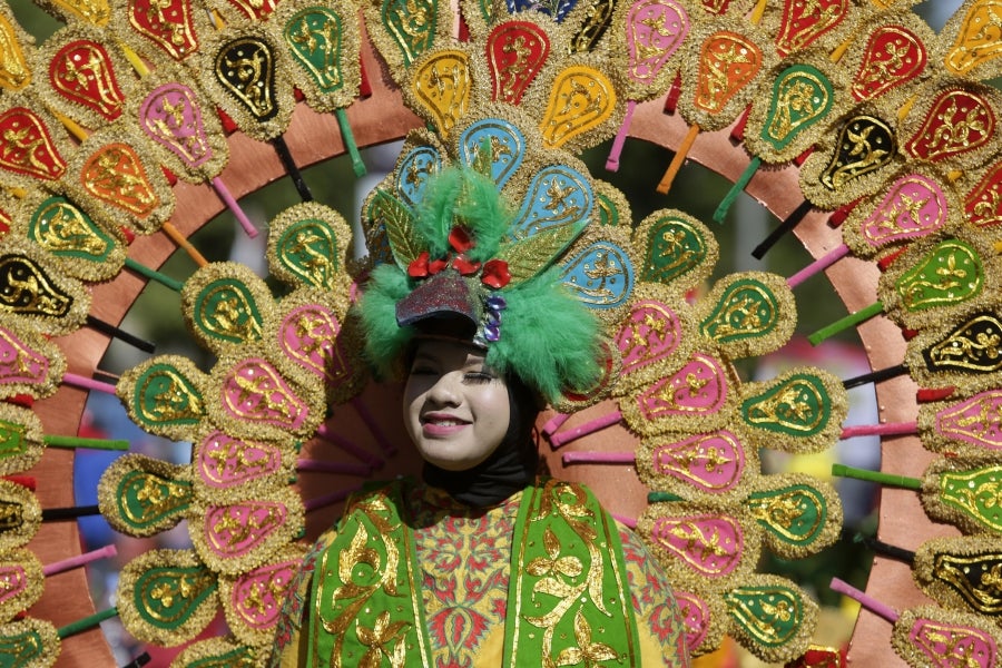 En Banda Aceh, Indonesia, celebran el 74 aniversario de la Independencia del país con un gran carnaval que reúne a vecinos y estudiantes entorno a creativas creaciones. 