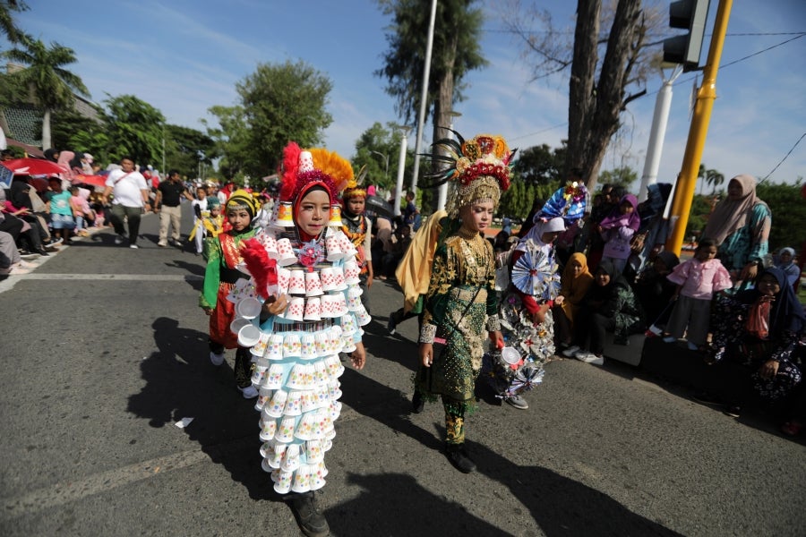 En Banda Aceh, Indonesia, celebran el 74 aniversario de la Independencia del país con un gran carnaval que reúne a vecinos y estudiantes entorno a creativas creaciones. 