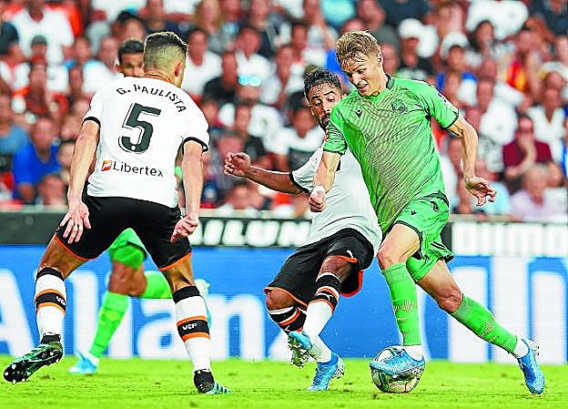 Odegaard, muy activo durante todo el partido, se va de Jaume Costa ante la presencia cercana de Paulista. 