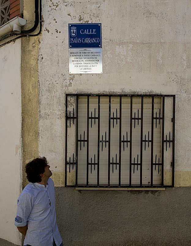 Eneko Andueza, en la calle Isaías Carrasco de Morales de Toro, donde una placa recuerda al exconcejal del PSE de Arrasate asesinado por ETA. Su madre vive en esa calle.