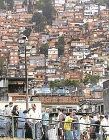 Imagen secundaria 2 - Postales.  Soldados brasileños patrullando por Rocinha. Un niño jugando al balón. Vista de la favela. 