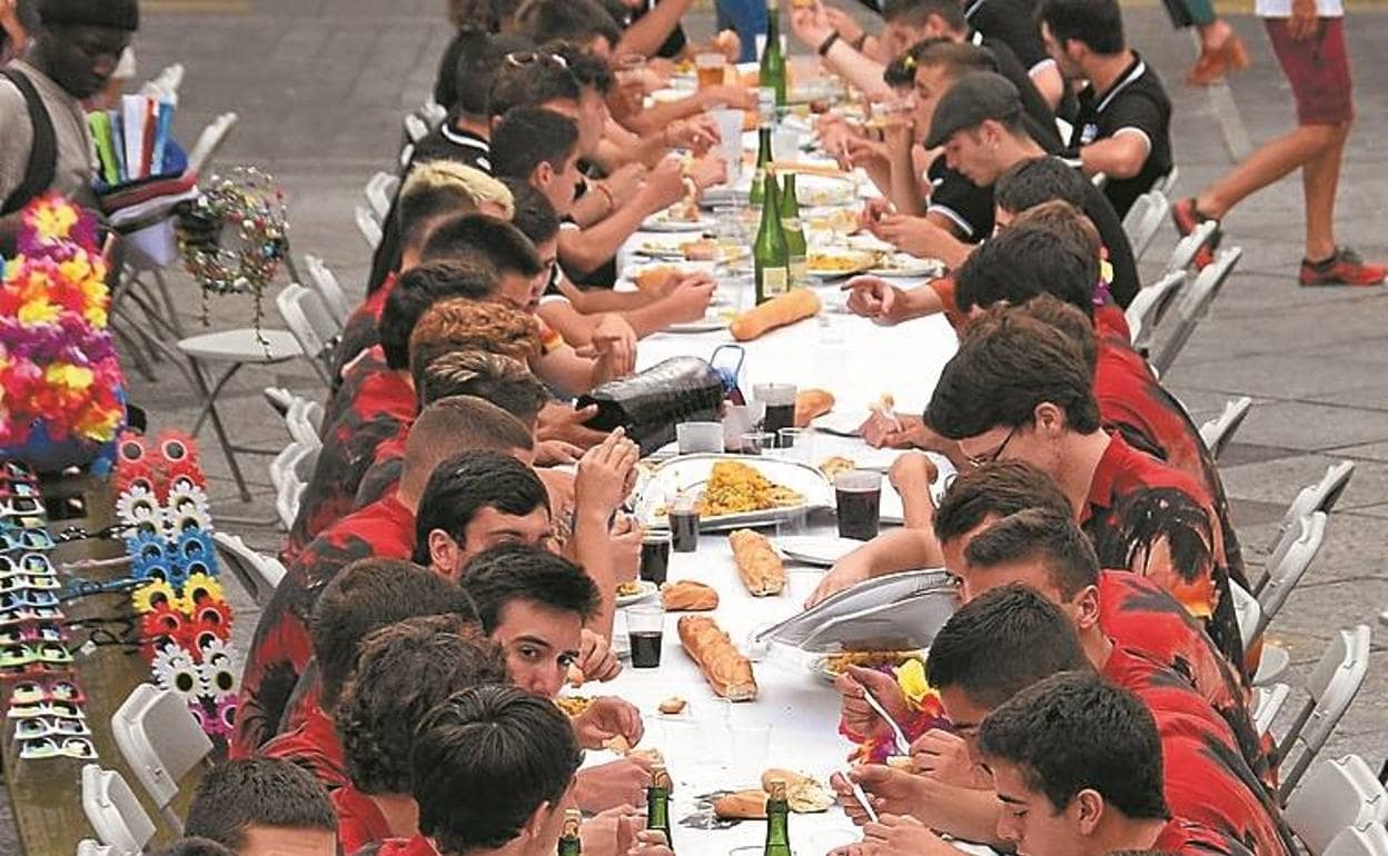 La comida popular congregó a más de 1.500 comensales. 