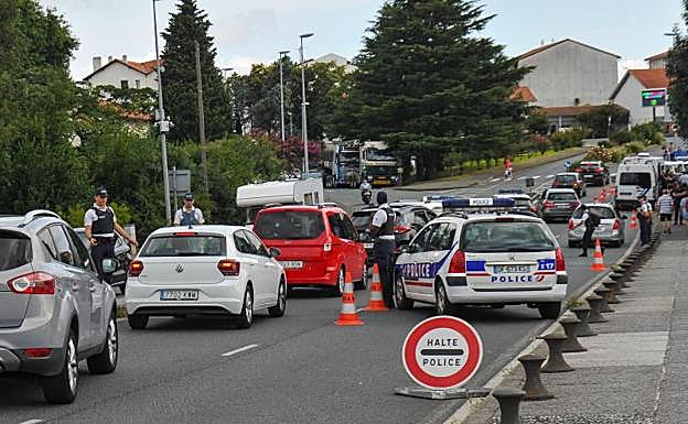 Un control de la Policía francesa en Hendaia este domingo.