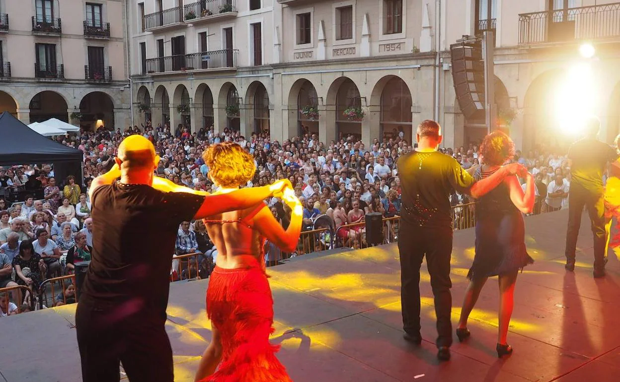 Exhibición de bailes de salón en fiestas de Santa Isabel. 