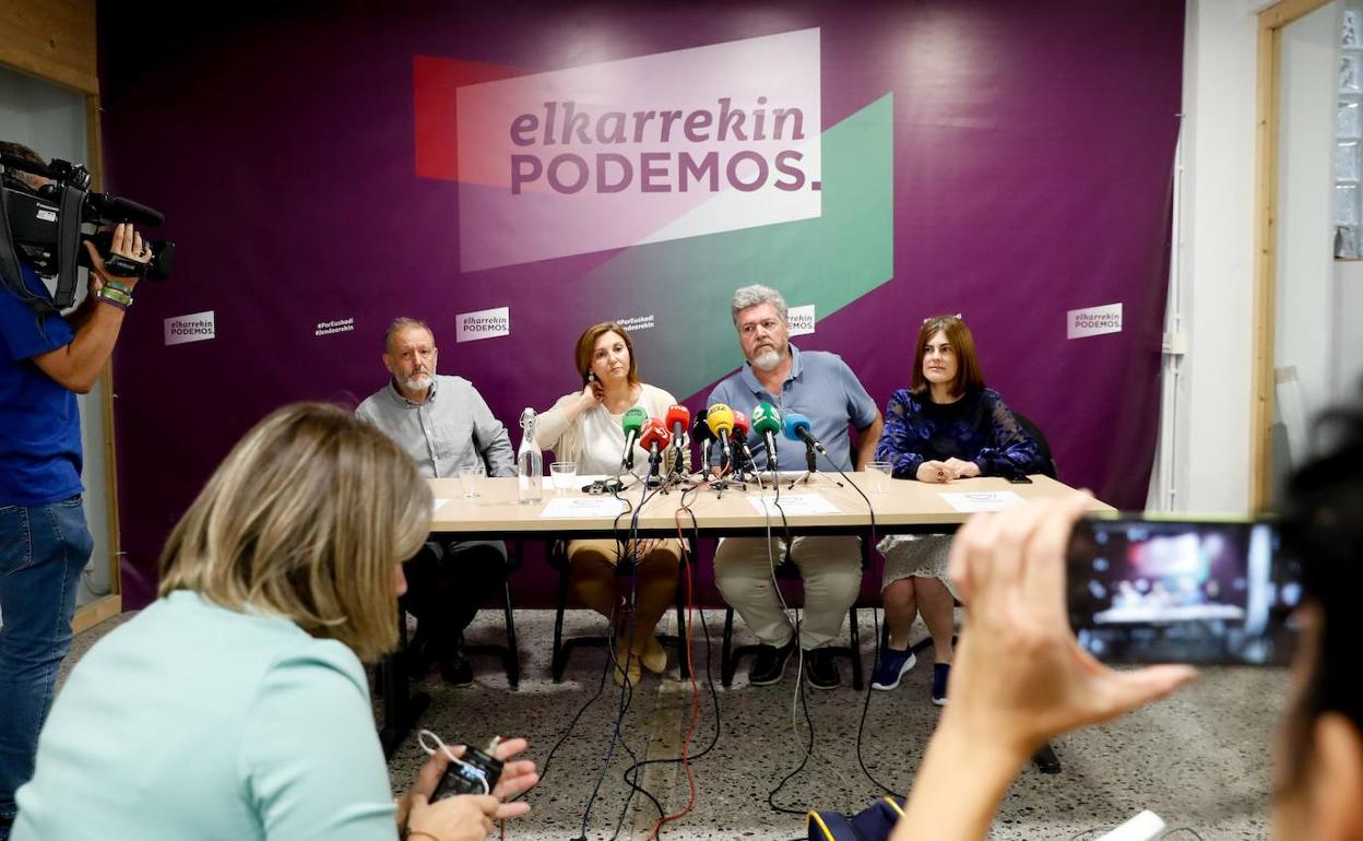 Los cuatro diputados de Elkarrekin Podemos en la rueda de prensa que han ofrecido este martes en San Sebastián. 
