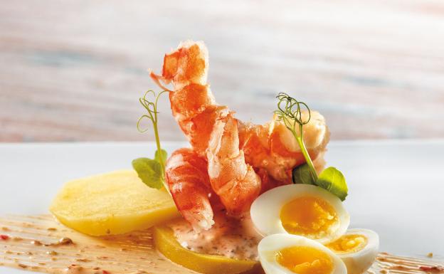 Ensalada de langostinos y huevos de codorniz 