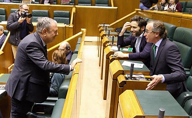 El consejero Pedro Azpiazu conversa con los populares Borja Sémper y Alfonso Alonso durante un pleno del Parlamento.