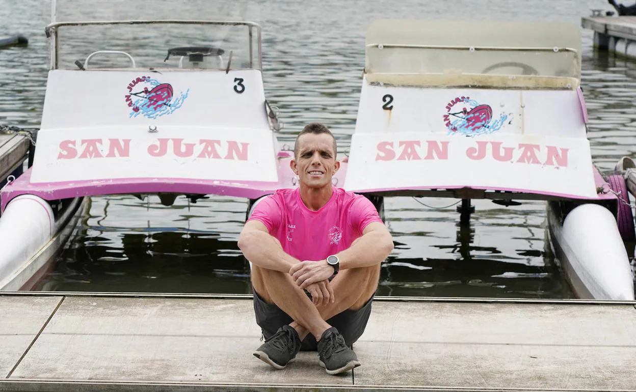 Miguel Pina, remero y entrenador de San Juan B, posa junto a dos catamaranes del club en Pasai Donibane. 