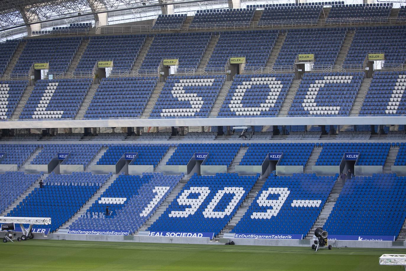 Fotos: Los nuevos asientos llegan al estadio de Anoeta
