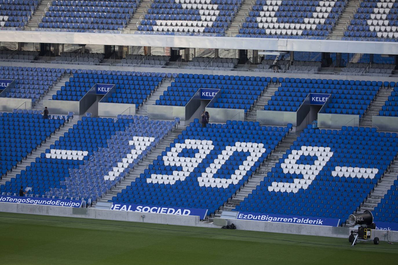 Fotos: Los nuevos asientos llegan al estadio de Anoeta