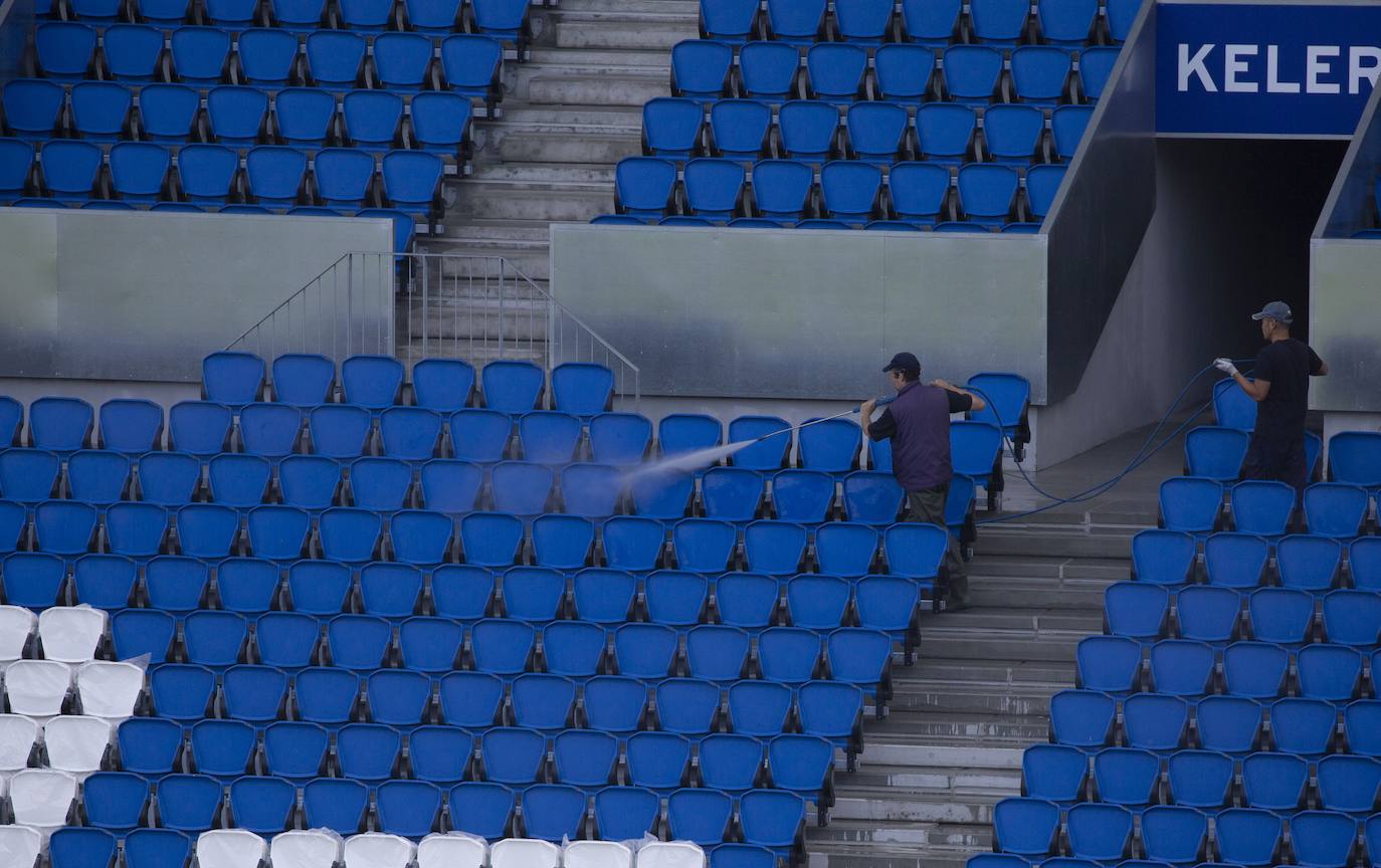 Fotos: Los nuevos asientos llegan al estadio de Anoeta