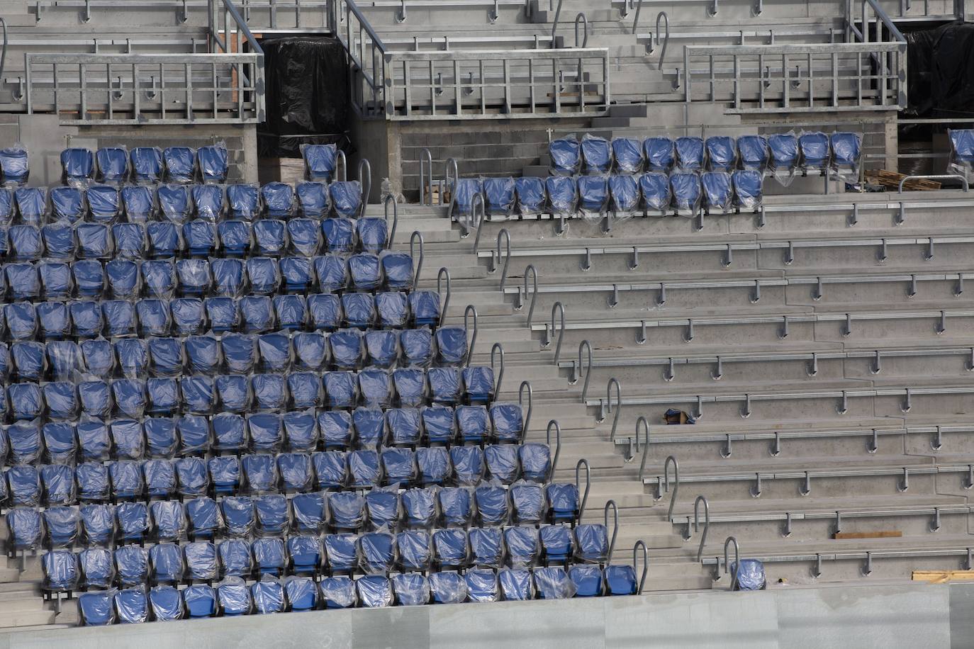 Fotos: Los nuevos asientos llegan al estadio de Anoeta