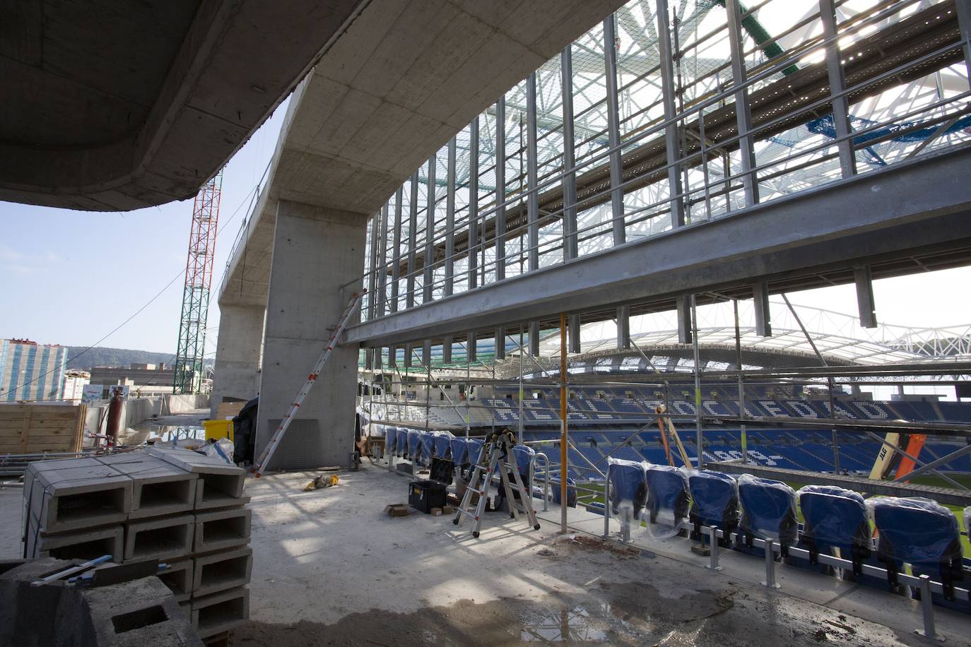 Fotos: Los nuevos asientos llegan al estadio de Anoeta