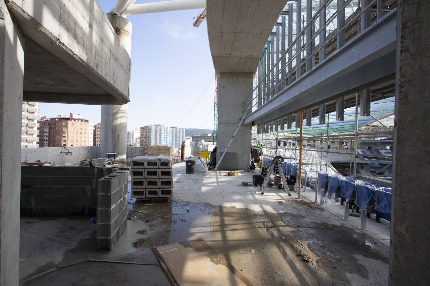 Fotos: Los nuevos asientos llegan al estadio de Anoeta