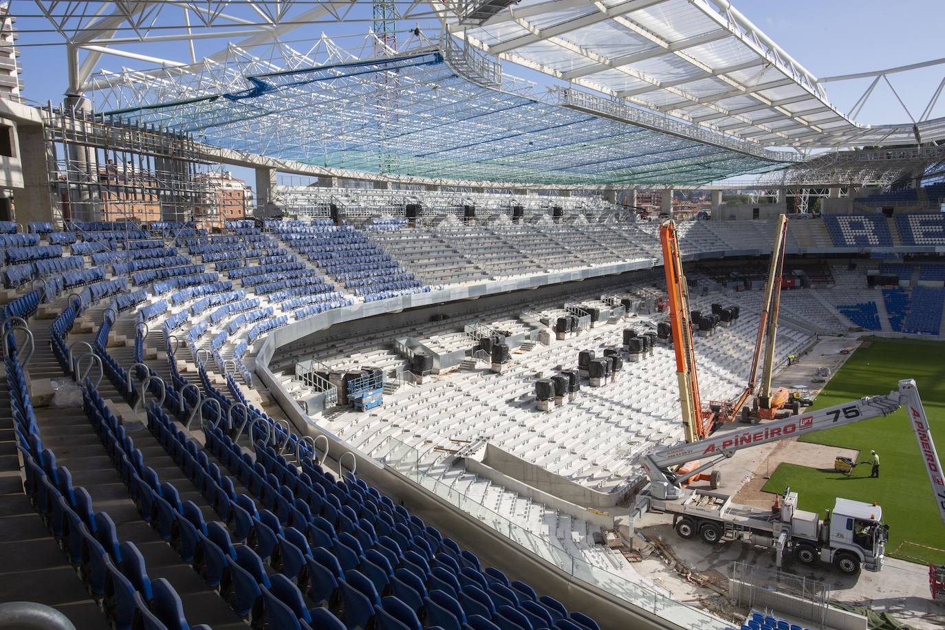 Fotos: Los nuevos asientos llegan al estadio de Anoeta
