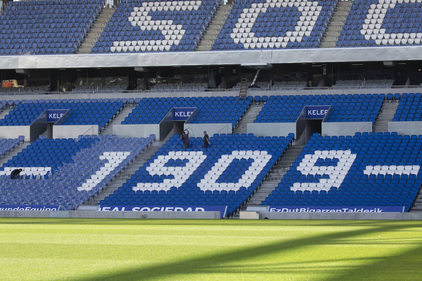 Fotos: Los nuevos asientos llegan al estadio de Anoeta